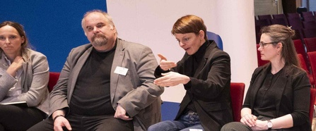 Michael Ogris und weitere Teilnehmer in der Diskussionsrunde zur Barrierefreiheit